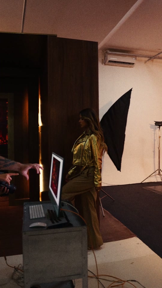 Bastidores do filme Estilosa: figurino, iluminação e equipe no set